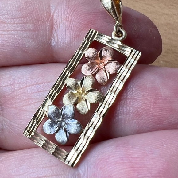 VINTAGE 14K TRI COLOR YELLOW ROSE WHITE GOLD PLUMERIA FLOWERS CHARM PENDANT - Picture 2 of 16